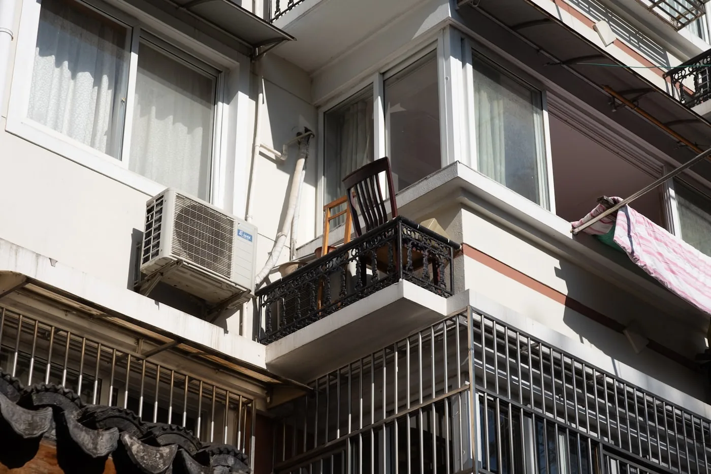 Exterior wall mounted air conditioning condenser on a home